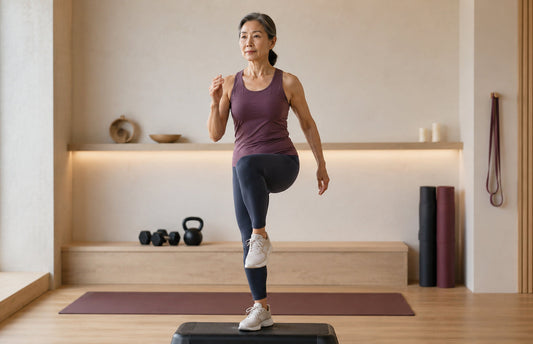 Mulher adulta realizando exercício de equilíbrio em estúdio minimalista, representando função neuromuscular, coordenação do movimento e participação do magnésio no funcionamento muscular e neuromuscular.