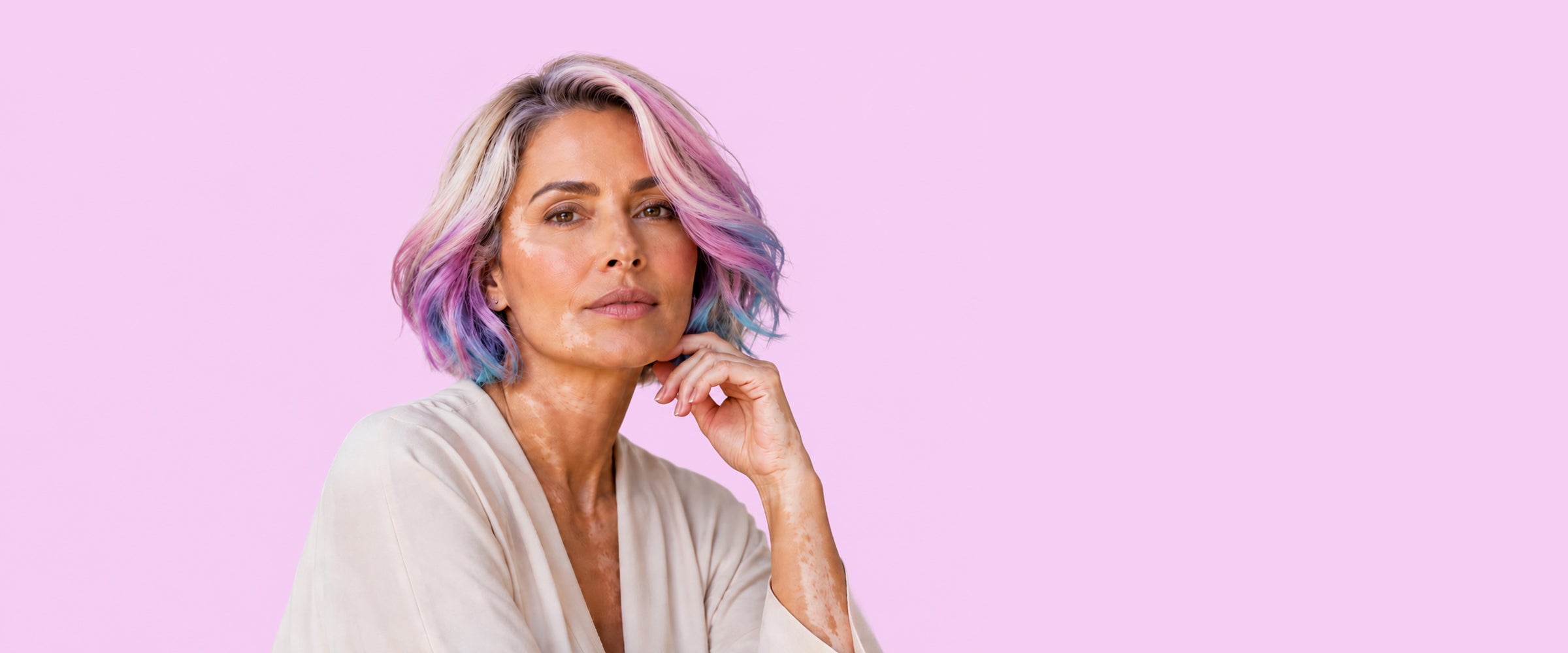 mulher posando para promover o SUplemento de zinco bisglicinato Minq Zinco da Nutricci com Albion Minerals para cabelo, pele e unha