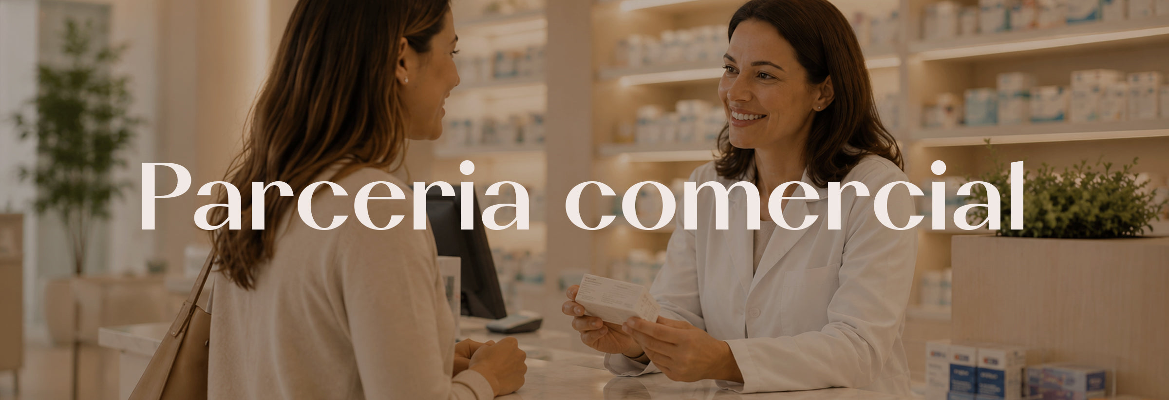 Mulher revendendo nutricci suplementos em sua farmácia para cliente indicado pelo médico via receita e geração de demanda